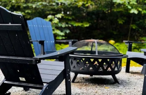 Tamworth Chalet De Ski | Cozy & Modern A-Frame in the woods w/HOT TUB