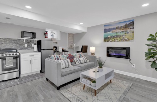 Northeast Appartement | Beautifully Renovated! Cozy Modern Suite w/Free Parking