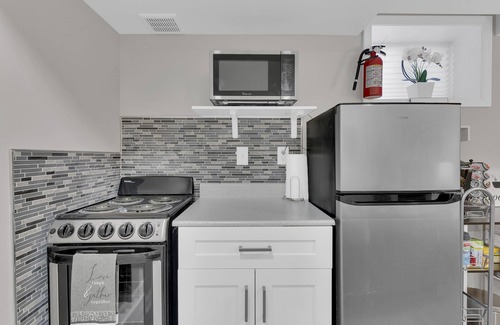Northeast Appartement | Beautifully Renovated! Cozy Modern Suite w/Free Parking