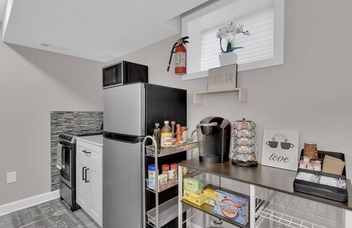 Northeast Appartement | Beautifully Renovated! Cozy Modern Suite w/Free Parking