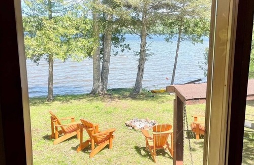 Madawaska Valley Maison | Cozy, modern cottage lots of space, perfect waterfront for swimming / water fun!