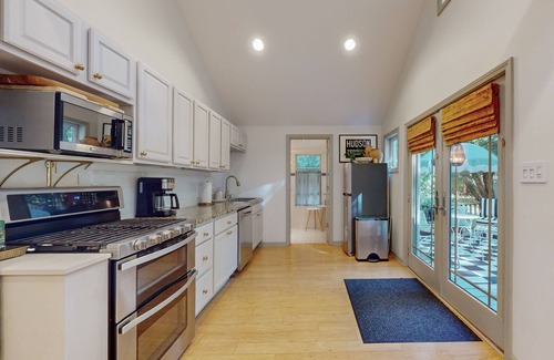 Lakeside Maison | Cozy Modern Cottage, Near beach & Town, Lovely Large Back Yard, WIFI, & W/D