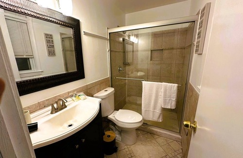 Clinton Maison | Cozy modern home in the DMV, an ideal spot for exploring D.C. and Alexandria!