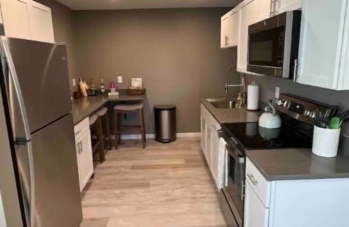 Cedar Rapids Maison | Cozy Modern Home with two stall Garage Wi-Fi
