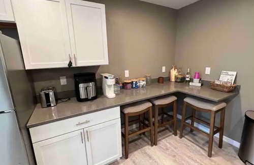 Cedar Rapids Maison | Cozy Modern Home with two stall Garage Wi-Fi