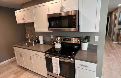 Cedar Rapids Maison | Cozy Modern Home with two stall Garage Wi-Fi