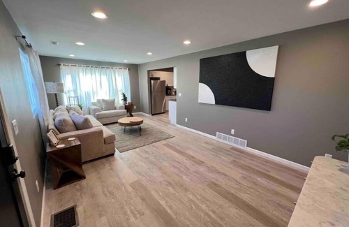 Cedar Rapids Maison | Cozy Modern Home with two stall Garage Wi-Fi