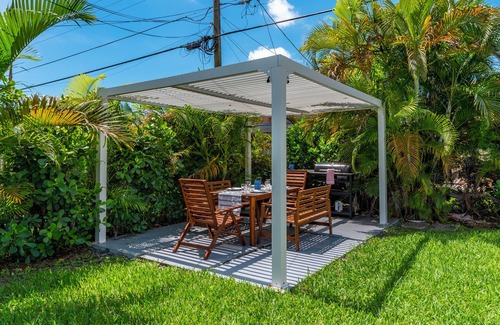 Coral Way Maison | Cozy Modern Home with an Oasis