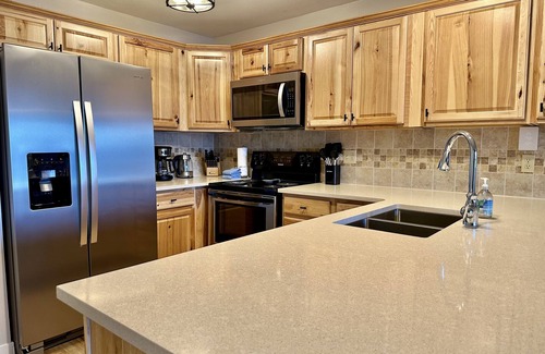 Dillon Copropriété | Cozy, Modern Lakeside Condo