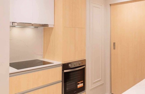 South Cembo Copropriété | Cozy, Modern & Newly Renovated/Interiored 2BR+, 2.5 BA w/Parking at Uptown BGC