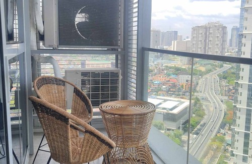 South Cembo Copropriété | Cozy, Modern & Newly Renovated/Interiored 2BR+, 2.5 BA w/Parking at Uptown BGC