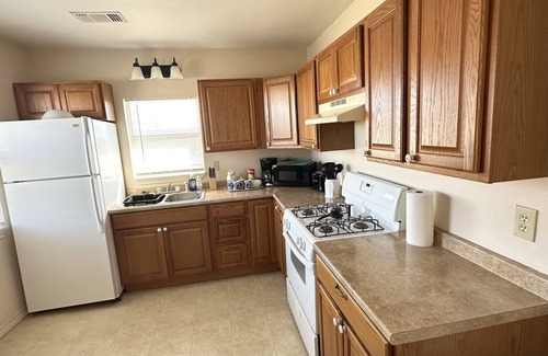 Sayre Appartement | Cozy modern small town apartment pet and child friendly large parking