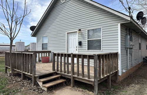 Sayre Appartement | Cozy modern small town apartment pet and child friendly large parking