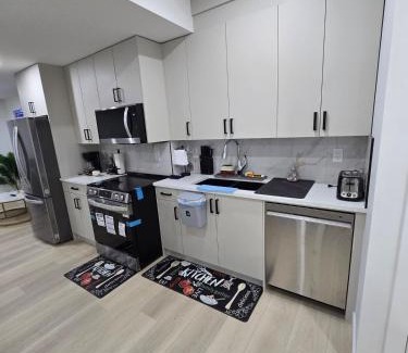 Southwest Calgary Appartement | Cozy Modern Spacious 2 Bedroom and full kitchen in Southwest Calgary