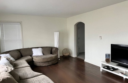 Elmhurst Maison | Cozy, modern, & steps to shops! Pet friendly too!