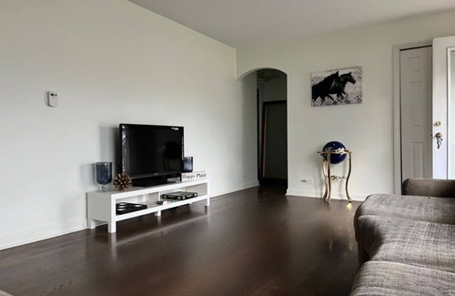 Elmhurst Maison | Cozy, modern, & steps to shops! Pet friendly too!