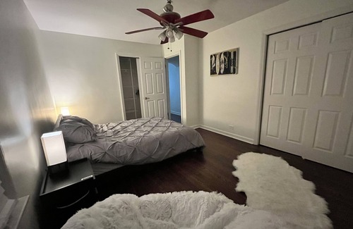 Elmhurst Maison | Cozy, modern, & steps to shops! Pet friendly too!