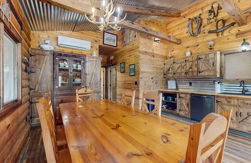Lookout Mountain Cabine | Cozy mountain cabin with fire pit, outdoor kitchen & scenic yard