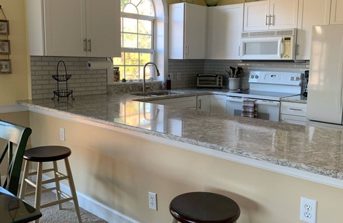 Central Myrtle Beach Copropriété | Cozy Myrtle Beach Retreat: 5 Pools access & On-Site Golf! Only 1 mile to Beach!