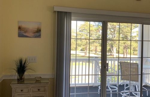 Central Myrtle Beach Copropriété | Cozy Myrtle Beach Retreat: 5 Pools access & On-Site Golf! Only 1 mile to Beach!