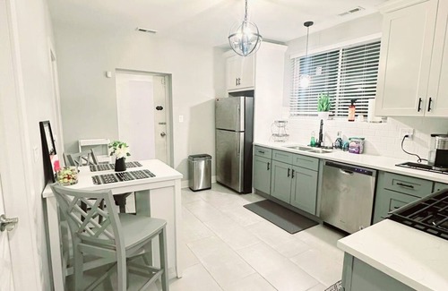 Greater Grand Crossing Maison | Cozy & Near Downtown, Hyde Park & the Metra
