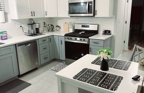 Greater Grand Crossing Maison | Cozy & Near Downtown, Hyde Park & the Metra