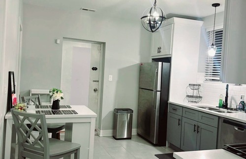 Greater Grand Crossing Maison | Cozy & Near Downtown, Hyde Park & the Metra