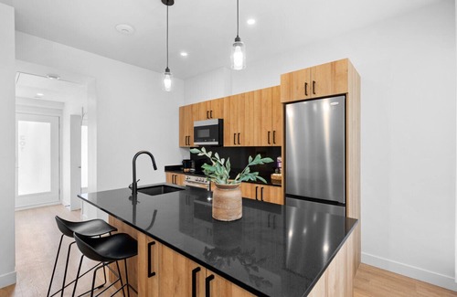 Plateau Mont Royal Appartement | Cozy New Flat in Habitat Plateau by Denstays