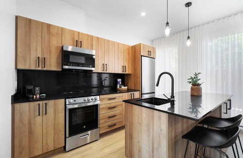 Plateau Mont Royal Appartement | Cozy New Flat in Habitat Plateau by Denstays