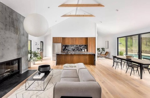 Accord Maison | Retraite confortable nouvellement construite avec piscine en accord, NY !