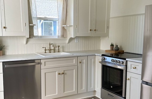 Bremerton Maison | Cozy Newly Remodeled Cottage Minutes from Ferry! Peaceful Retreat!