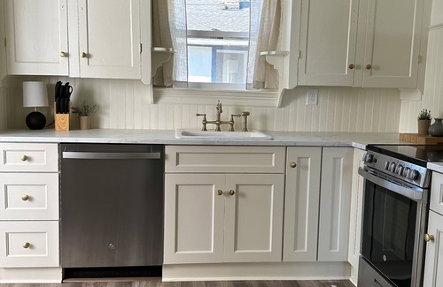 Bremerton Maison | Cozy Newly Remodeled Cottage Minutes from Ferry! Peaceful Retreat!