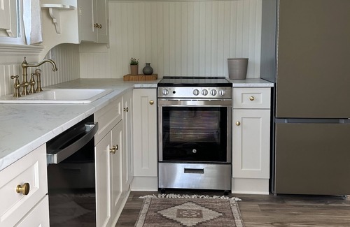 Bremerton Maison | Cozy Newly Remodeled Cottage Minutes from Ferry! Peaceful Retreat!