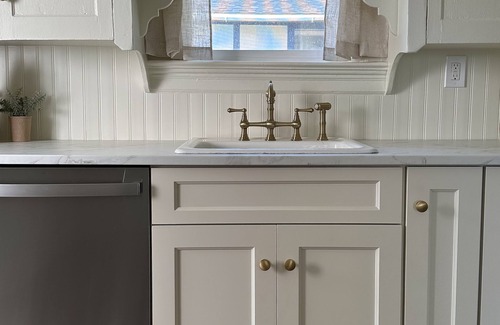 Bremerton Maison | Cozy Newly Remodeled Cottage Minutes from Ferry! Peaceful Retreat!