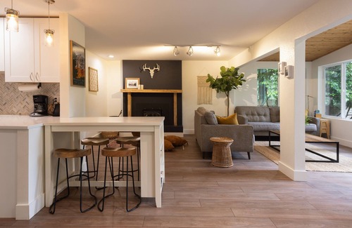 Tanner Maison | Cozy North Bend Riverfront Cabin w/hot tub!