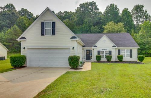 Mount Holly Maison | Cozy North Carolina Abode - Minutes from Downtown!