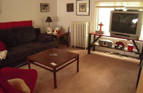 Rogers Park Appartement | Cozy 1 Bedroom on Northside 1 block to Chicago to Train to City! Peut accueillir jusqu'à 6 personnes.