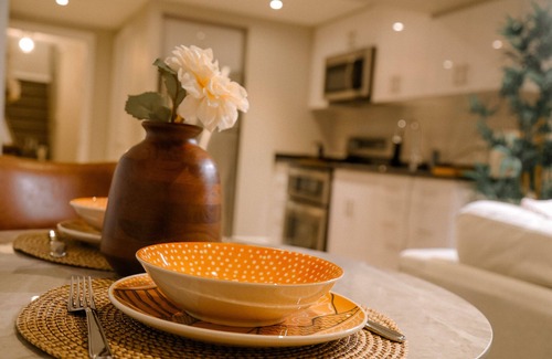 Oakville Maison | Cozy Oakville 1- Bedroom studio apt w/ private entrance/kitchen/wi-fi/parking