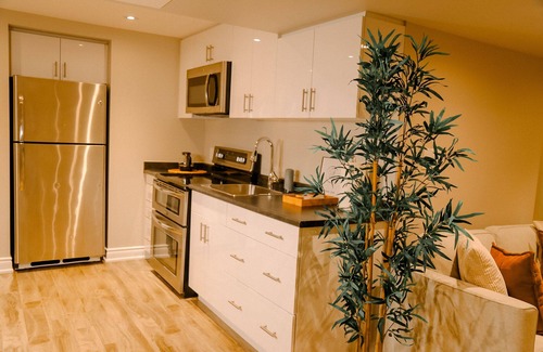 Oakville Maison | Cozy Oakville 1- Bedroom studio apt w/ private entrance/kitchen/wi-fi/parking
