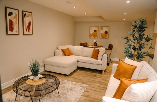Oakville Maison | Cozy Oakville 1- Bedroom studio apt w/ private entrance/kitchen/wi-fi/parking