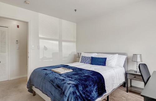 Champaign Appartement | Cozy Oasis-Pool-2BR-Wi-fi-Near University of IL