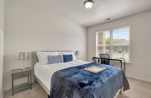 Champaign Appartement | Cozy Oasis-Pool-2BR-Wi-fi-Near University of IL