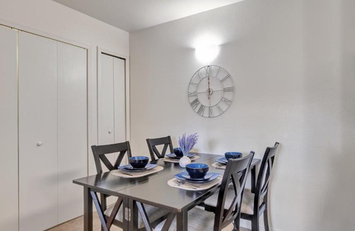 Champaign Appartement | Cozy Oasis-Pool-2BR-Wi-fi-Near University of IL