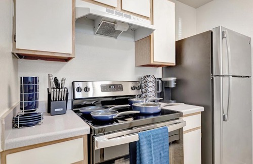 Champaign Appartement | Cozy Oasis-Pool-2BR-Wi-fi-Near University of IL