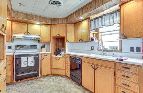Hydro Maison | Cozy Oklahoma Family Home with Private Yard and Grill