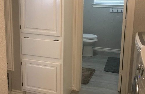 Bullard Maison | Cozy one bedroom in cute cottage house 12 minutes to Tyler Tx