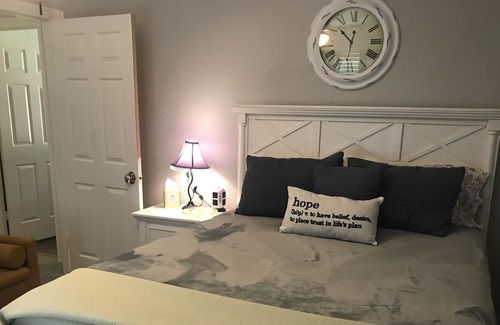Bullard Maison | Cozy one bedroom in cute cottage house 12 minutes to Tyler Tx