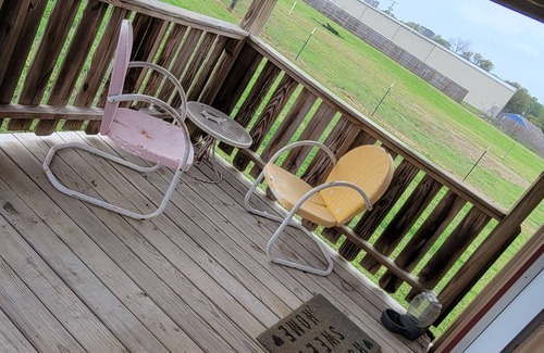 Van Zandt County Cabine | Cozy one bedroom one bath cabin with WiFi and AC/heat in quiet country setting.