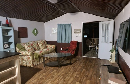 Van Zandt County Cabine | Cozy one bedroom one bath cabin with WiFi and AC/heat in quiet country setting.