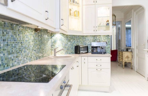 16th Arrondissement Appartement | Cozy Parisian style apartement with a veranda overlooking a private garden.